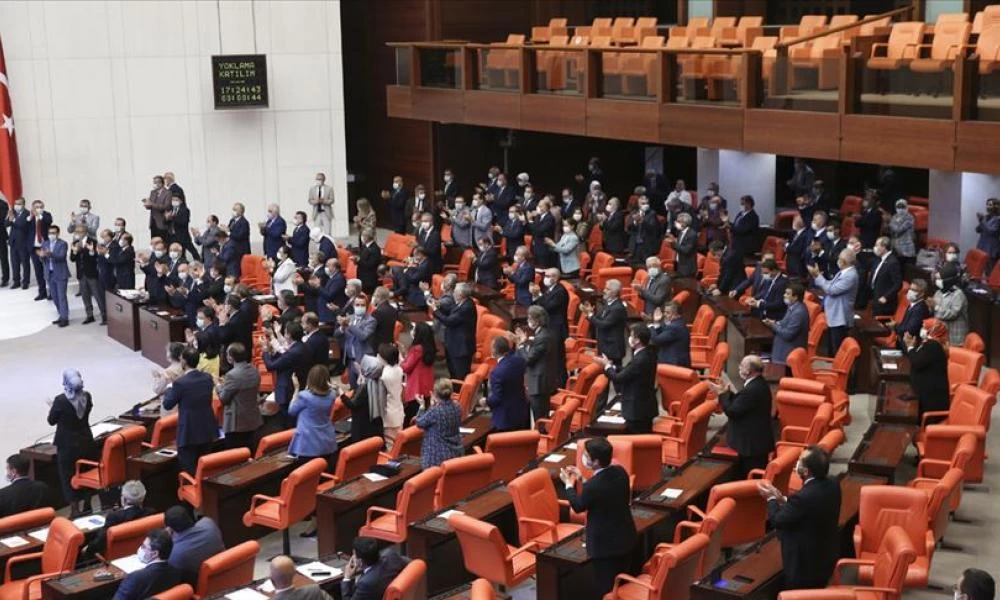 Τούρκοι βουλευτές χειροκροτούν όρθιοι την απόφαση μετατροπής της Αγίας Σοφίας σε τζαμί